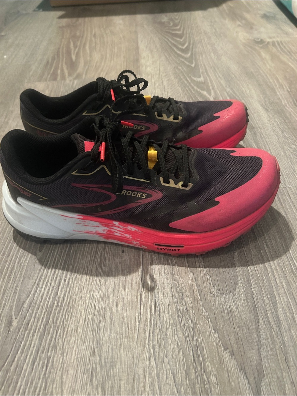 Brooks Women's trail Running Shoes - Black and Pink